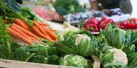 Grøntsager i kasser på marked