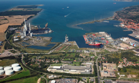 Luftfoto af havnen og industriområdet i Kalundborg